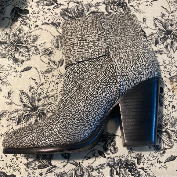 𝅺RAG & BONE Sz 37.5 Newbury Metallic Gunmetal  Crinkled Leather Booties - Picture 4 of 10